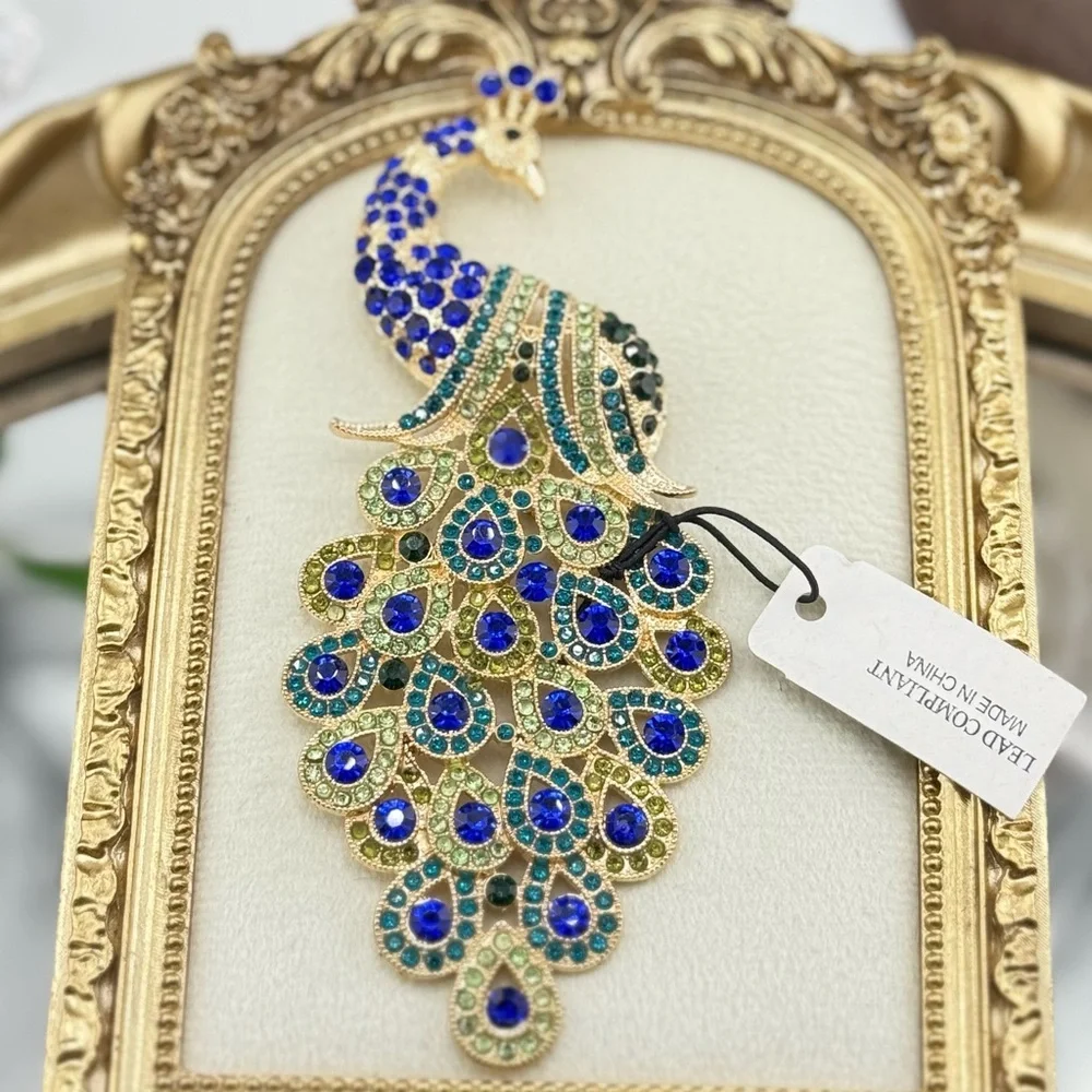 Stunning Vintage-Inspired Peacock Brooch 🦚 - Picture 4 of 6